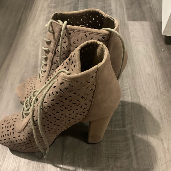 Heels - Picture 3 of 5